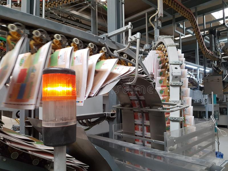 kranten-industriële-drukpers-worden-gedrukt-die-73034723.jpg